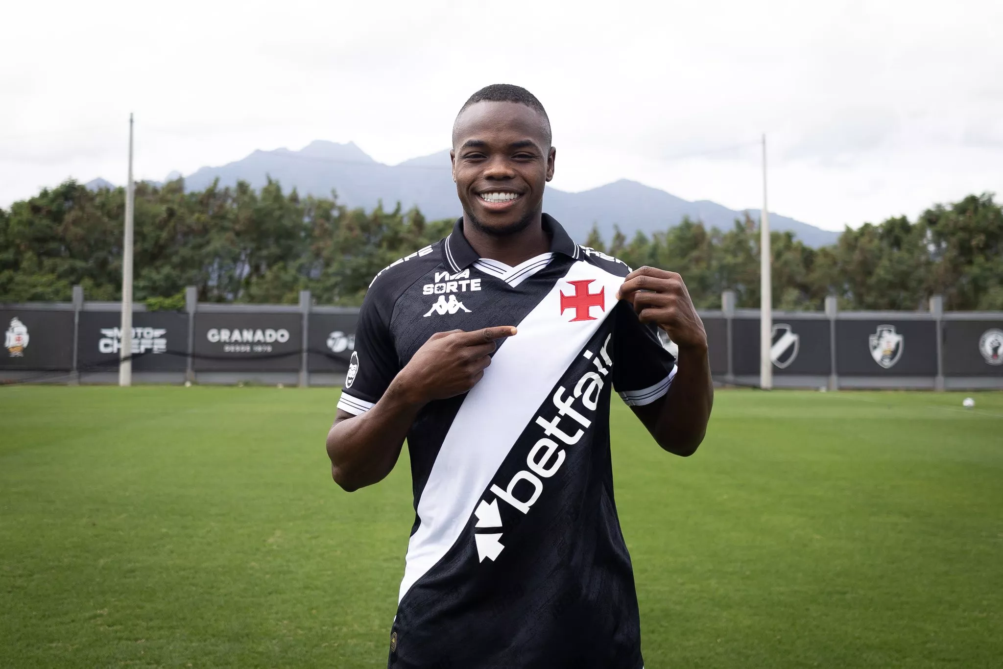 Vasco oficializa contratacao de Andres Gomez