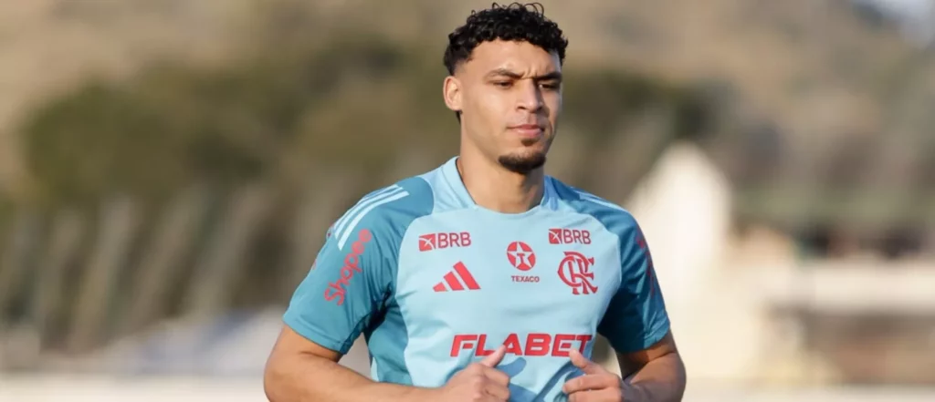 Famalicão segue interessado em meia do Flamengo