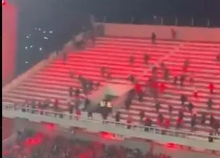 Independiente x Universidad de Chile é cancelada após incêndio e violência na arquibancada