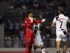 Diogo Silva marca de pênalti e quebra sina de 22 anos sem gols de goleiros na Ponte Preta