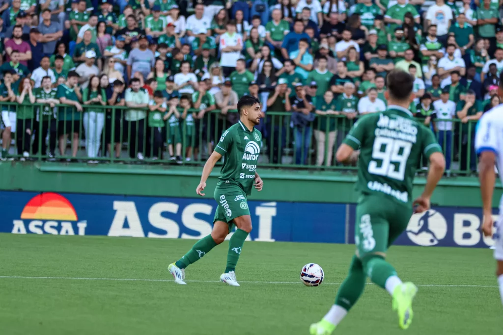Victor Caetano, zagueiro da Chapecoense - Foto: Rafael Bressan / Chapecoense
