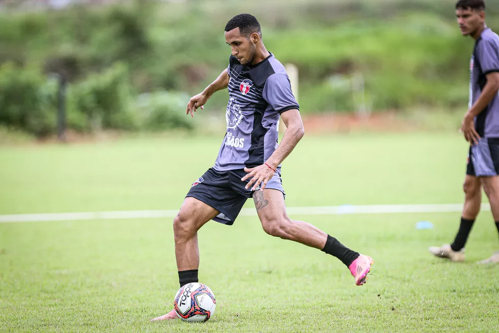 Série B: Chapecoense acerta a contratação de 4 jogadores 2 Almer Salas, em ação pelo Academia-MT em 2022 — Foto: Gil Gomes/Academia FC