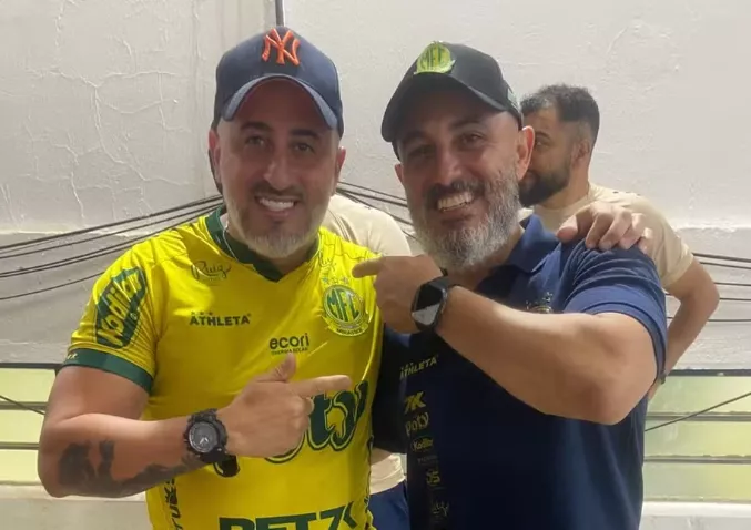 Técnico do Mirassol e seu sósia se encontram no estádio Maião