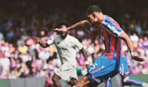 Inglês Torcedores do Crystal Palace chamam Textor de palhaço