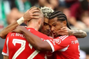 Bayern abre 3 a 0, leva susto, mas vence Augsburg e retoma liderança do Alemão