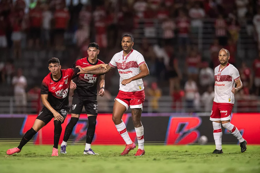 Volante do CRB lamenta derrota na Série B: "Não foi o que queríamos" 2 CRB derrotado Athletico Série B