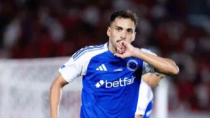 Meia do Cruzeiro é punido pelo STJD por jogada violenta contra atleta do Vitória