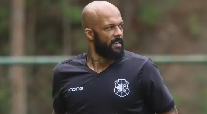 Mulher de ex-Ponte Preta relata separação: ‘Foi pra zona com colegas’