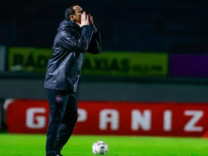 Júnior Rocha quebra tabu de 9 anos, vence e mantém Caxias na liderança isolada