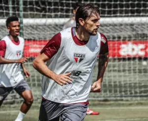 São Paulo treina de olho na Libertadores com Rafael Tolói como novidade