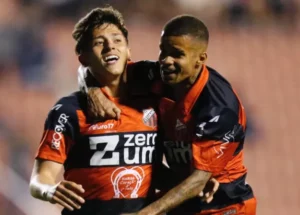 Gabriel Razera celebra vitória do Ituano em cima do Londrina