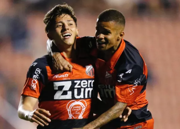 Gabriel Razera celebra vitória do Ituano em cima do Londrina