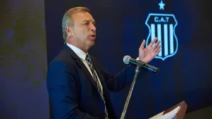 Presidente do Talleres critica postura do Corinthians por dívida: 'Tem que cair'