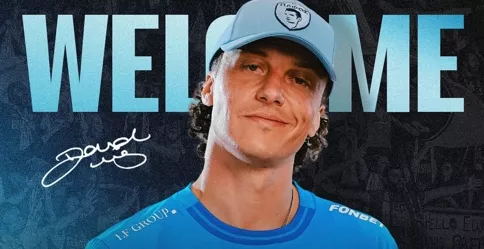 David Luiz recebe festa de torcedores ao chegar no Pafos FC