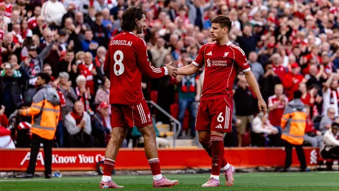 Liverpool bate o Arsenal no fim e assume a ponta isolada da Premier League