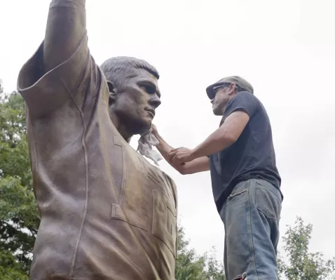 Tom Brady é homenageado pelos Patriots e provoca rivais: 'Vão jogar cerveja'