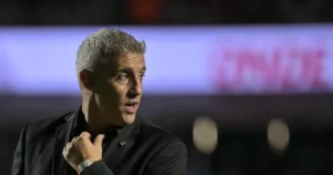 Crespo cobra melhora e conta plano para analisar próximo rival na Libertadores 'com cervejinha'