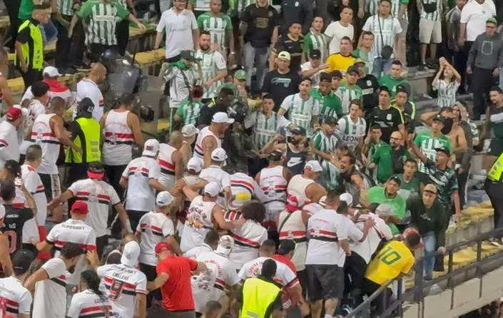 Torcidas de Atlético Nacional e São Paulo brigam após jogo