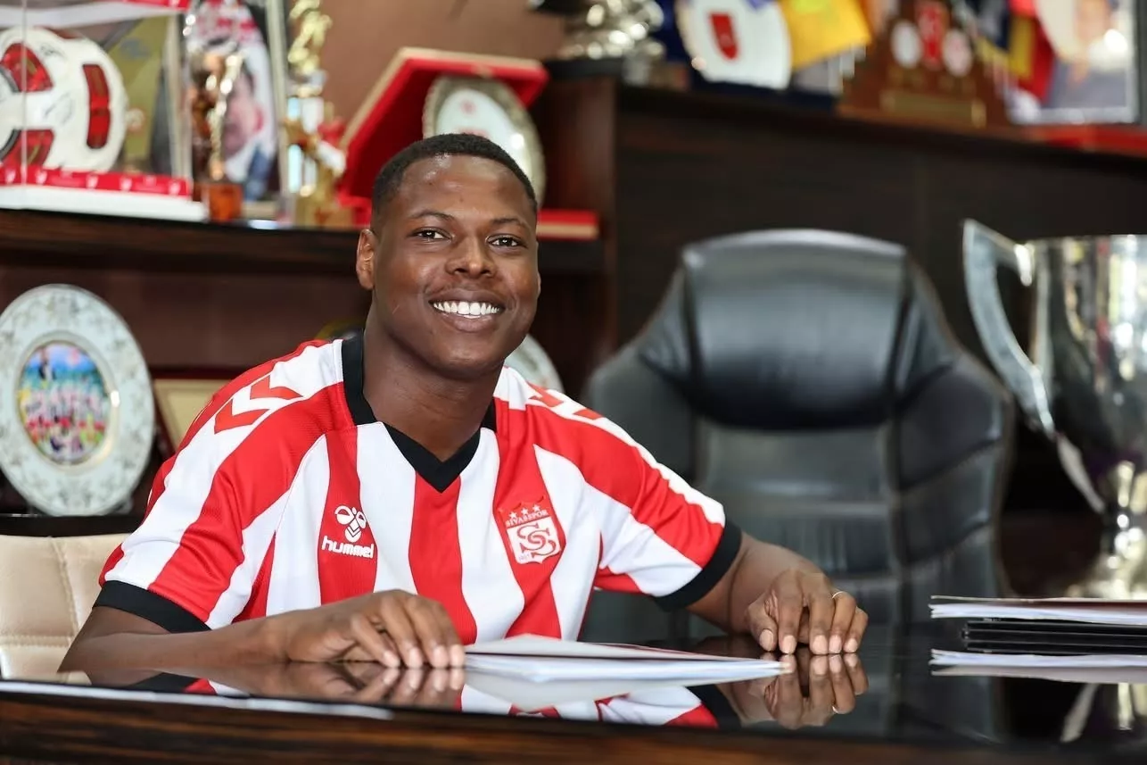 Luan Campos foi apresentado oficialmente nesta quinta-feira (7) (Foto: Divulgação / Sivasspor)