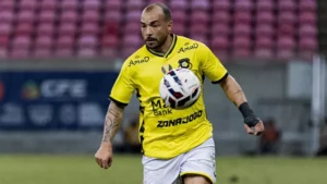 Atacante do São Bernardo celebra 