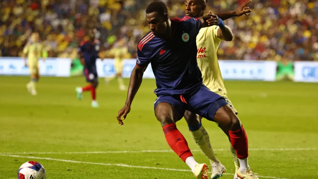 Athletico negocia contratação de zagueiro para fechar elenco