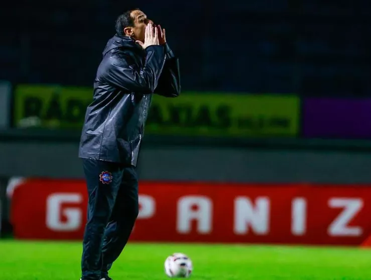 Júnior Rocha quebra tabu de 9 anos, vence e mantém Caxias na liderança isolada