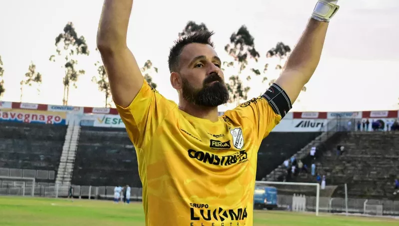 Goleiro e capitão da Inter de Limeira celebra o acesso à Série C