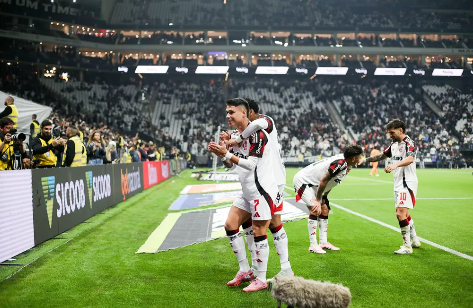 Corinthians 1 x 2 Flamengo - Mengão líder do Brasileirão 3 1bB3X0hK image