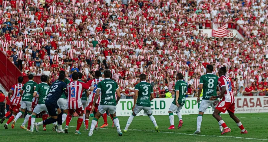 Técnico do Náutico quase solta palavrão após derrota para o Guarani 2 Foto: Gabriel França/Náutico