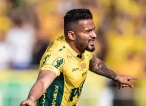 Aniversariante da semana, Reinaldo supera marcas da Série A e projeta duelo com o Atlético-MG