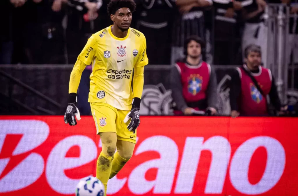 Corinthians projeta retorno de Hugo Souza na Copa do Brasil