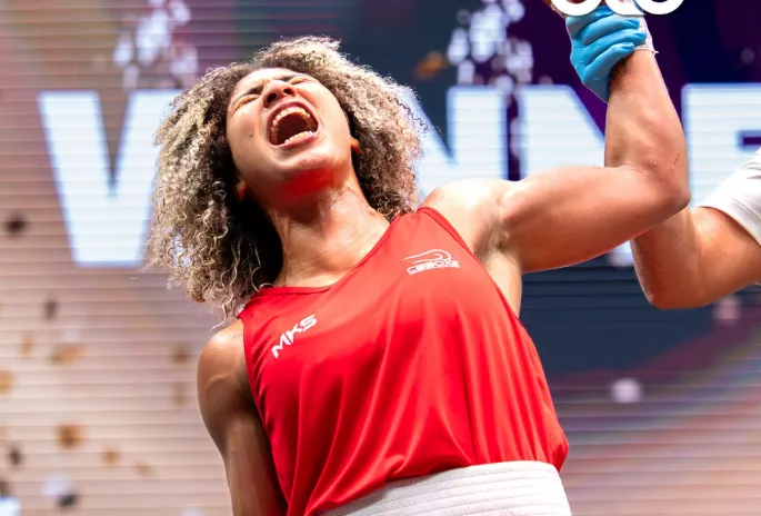 Rebeca Lima vence polonesa e conquista o título mundial de boxe até 60 kg