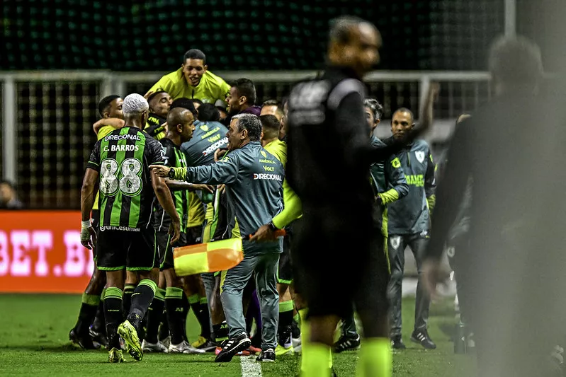 América-MG bate Atlético-GO e volta a vencer na Série B