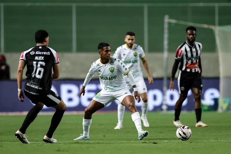 Cuiabá vence Athletic-MG, embala e entra no G-4 da Série B