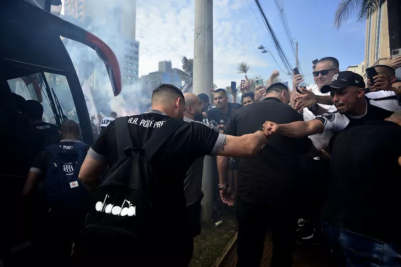 Ponte Preta inicia venda de ingressos e torcida promete 'ruas de fogo' na recepção ônibus