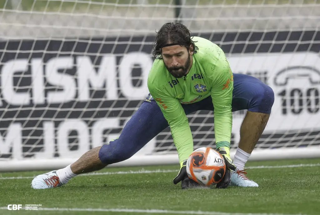 Alisson tem lesão na derrota do Liverpool e não deve ser convocado por Ancelotti