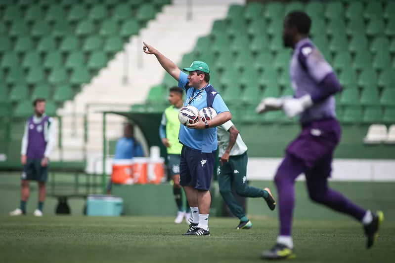 Com Cicinho fora, Guarani define dono da lateral-direita para sequência da Série C