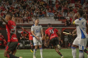 Atlético-GO 2 x 1 Avaí - Dragão é paciente e vira para cima do Leão