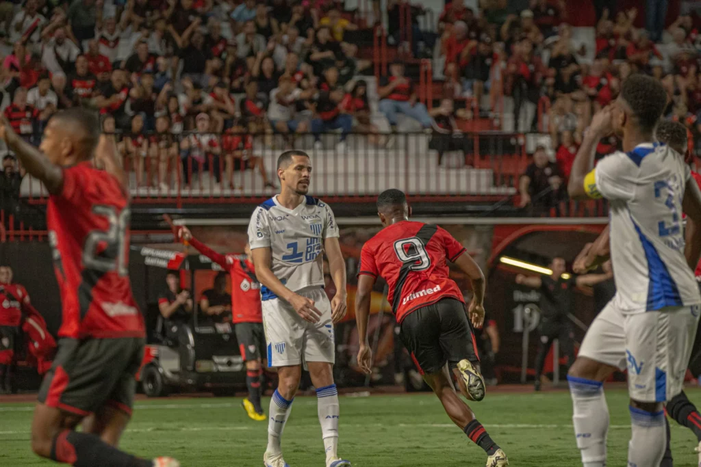 Série B: Meia do Atlético-GO é desfalque contra o Remo 2 Atlético-GO vence o Avaí de virada (Foto: Bruno Corsino-ACG)