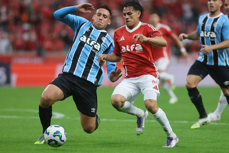 Internacional perde pênalti no último lance e Grêmio vence Gre-Nal 448