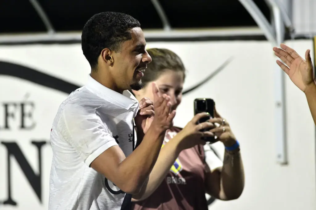 Elenco da Ponte Preta comemora acesso na Série C com chuva de postagens nas redes sociais