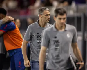 Vojvoda lamenta a forma como o Santos sofreu o empate: 