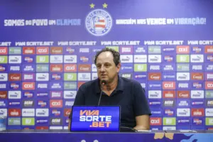 Ceni rebate Abel sobre gramado e corneta estilo de jogo do Palmeiras: 