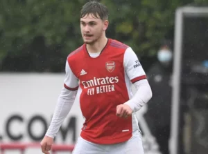 Ex-jogador do Arsenal sofre lesão cerebral e está em coma induzido