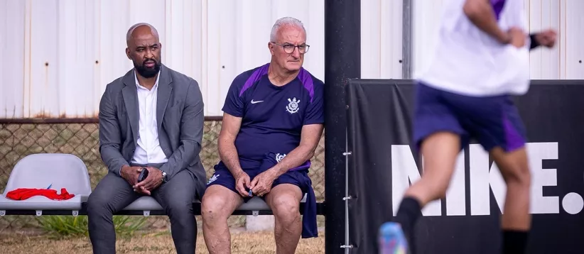 Dorival Júnior acompanha base e destaca jovens no Corinthians