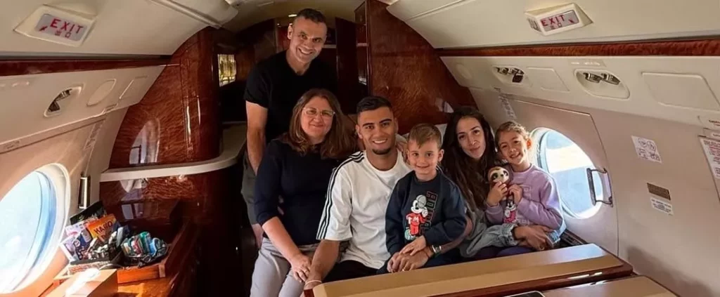 Andreas Pereira posta foto em avião para se apresentar ao Palmeiras
