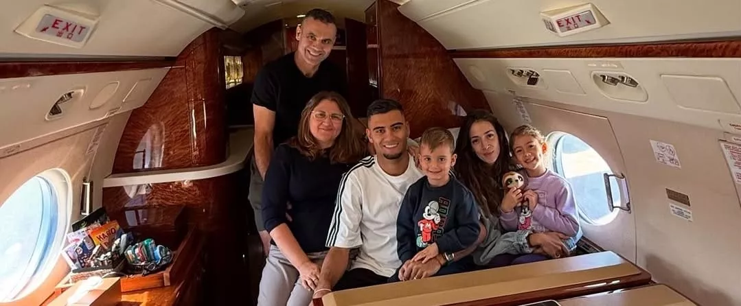 Andreas Pereira posta foto em avião para se apresentar ao Palmeiras