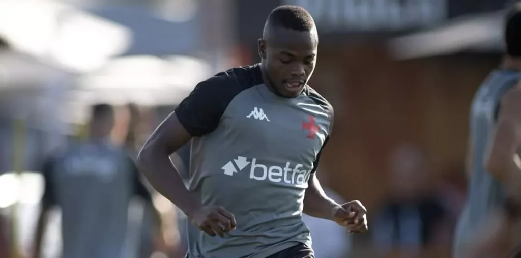 Andrés Gómez pode ganhar primeira chance como titular no Vasco