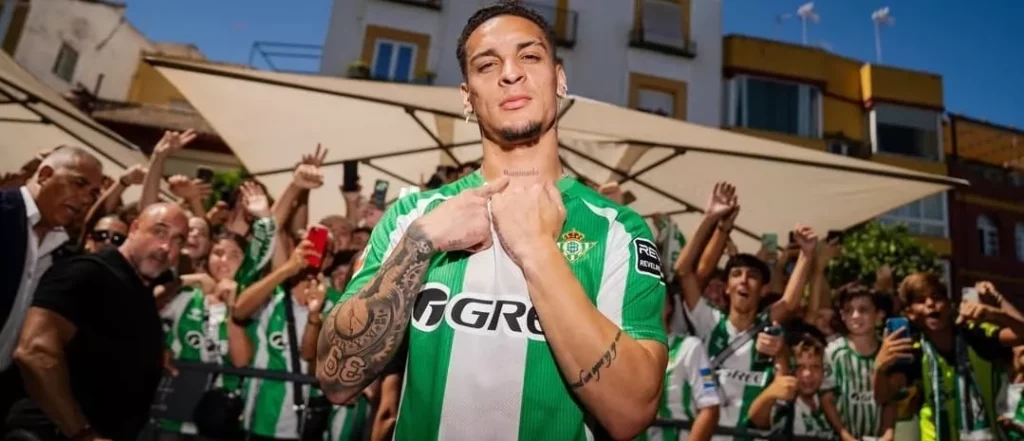 Antony se emociona após ficar no Betis: ‘Não havia outra opção’