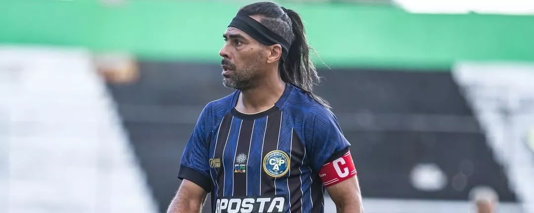 Ex-atacante de Fluminense e Goiás volta ao profissional aos 48 anos